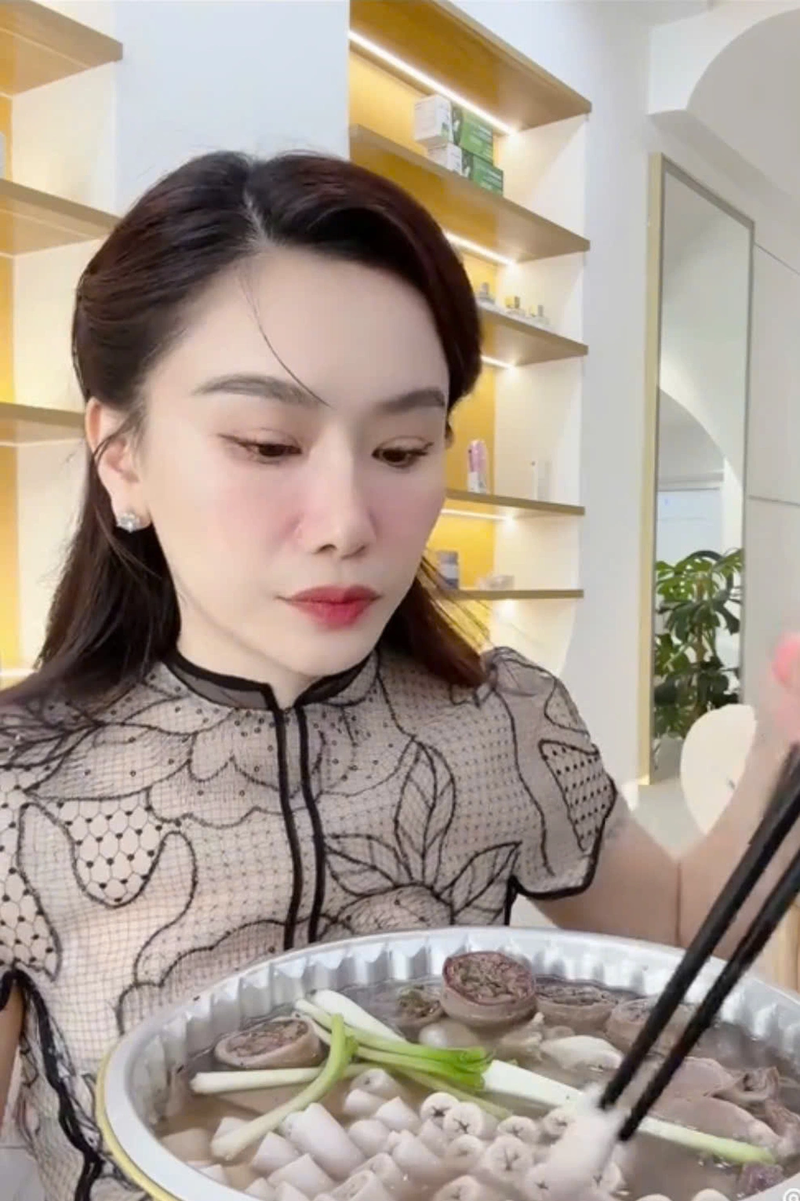 Nu MC bat ngo viral MXH vi clip review long se dieu