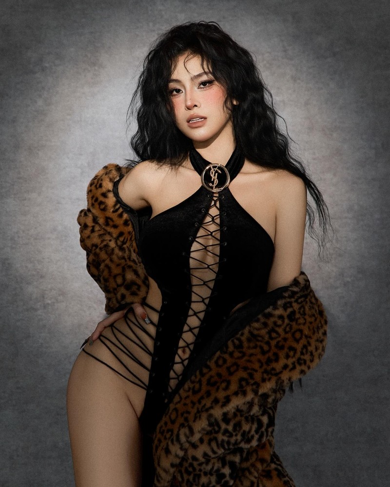 Nu dancer hot nhat Rap Viet len do khoe duong chan nguc cuc “chay“