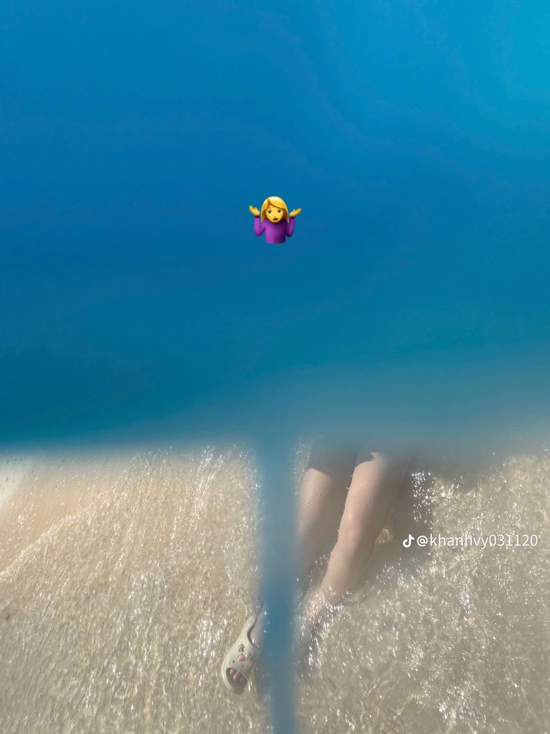 Dien bikini di bien, co gai nho ban trai chup anh va cai ket-Hinh-2