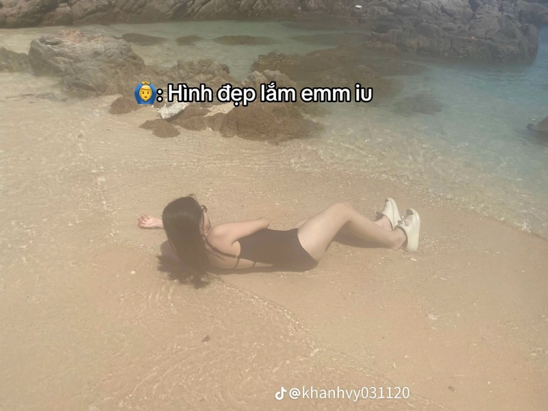 Dien bikini di bien, co gai nho ban trai chup anh va cai ket-Hinh-5