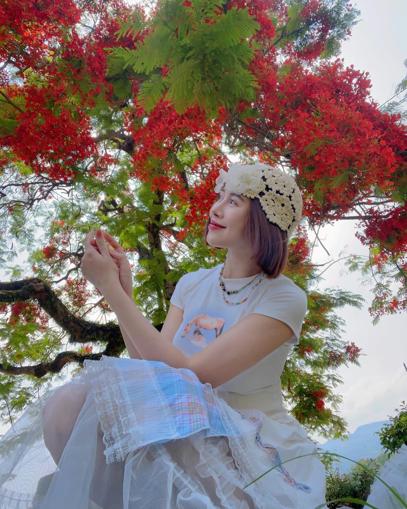 Viet Phuong Thoa khoe sac ngot ngao ben hoa phuong doi A1 lich su