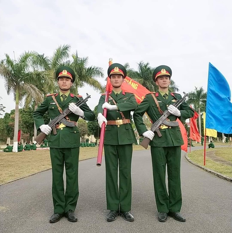 Nam quan nhan Viet bat tay Tong thong Nga tao khoanh khac “de doi“-Hinh-10