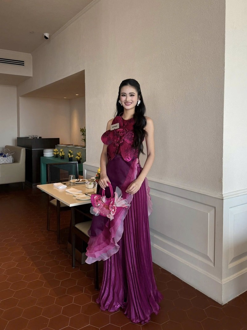 Hoa Hau Y Nhi xuat hien noi bat ngay thu tu tai Miss World-Hinh-2