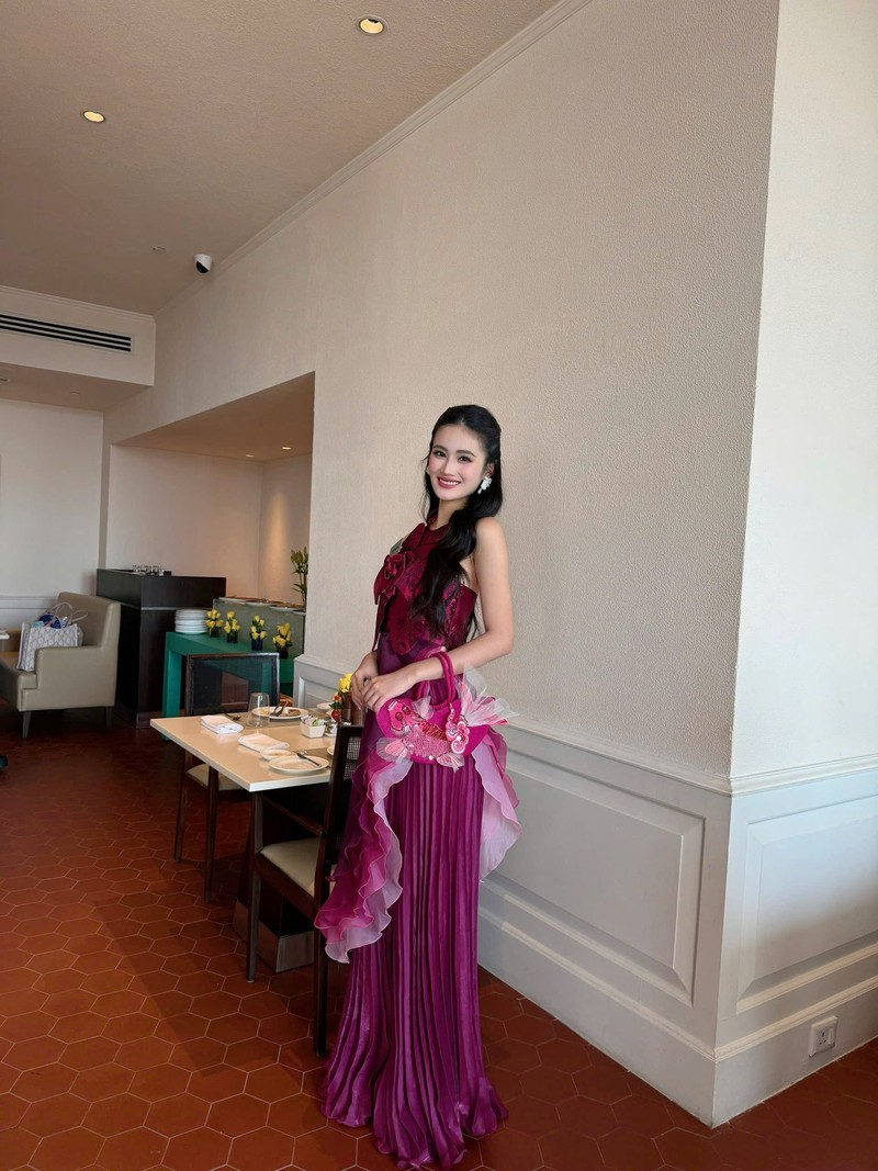 Hoa Hau Y Nhi xuat hien noi bat ngay thu tu tai Miss World