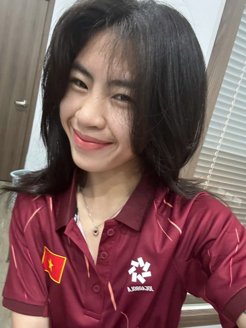 Hot girl tuyen nu Viet Nam khoe hinh anh doi thuong ngot ngao-Hinh-2