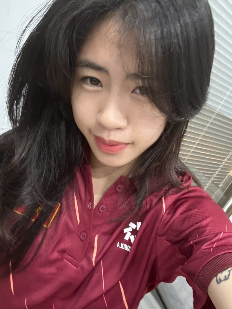 Hot girl tuyen nu Viet Nam khoe hinh anh doi thuong ngot ngao