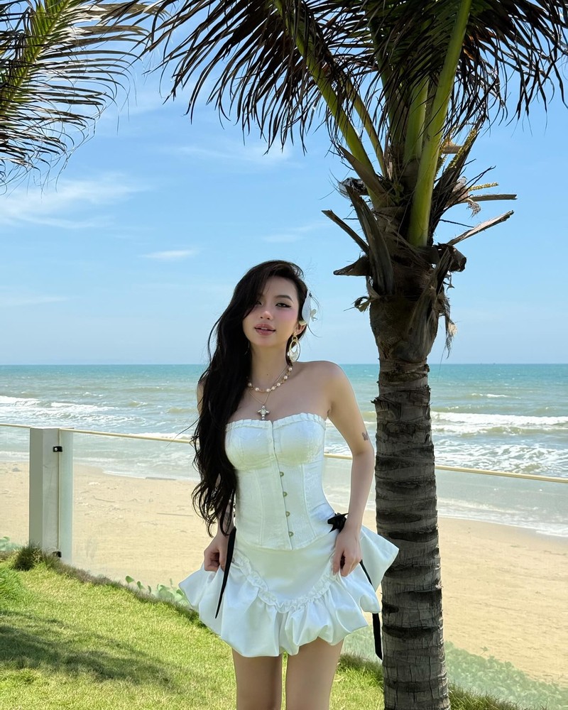 Tiktoker Quynh Nhu “gay bao” voi loat anh selfie than thai ngut troi-Hinh-10