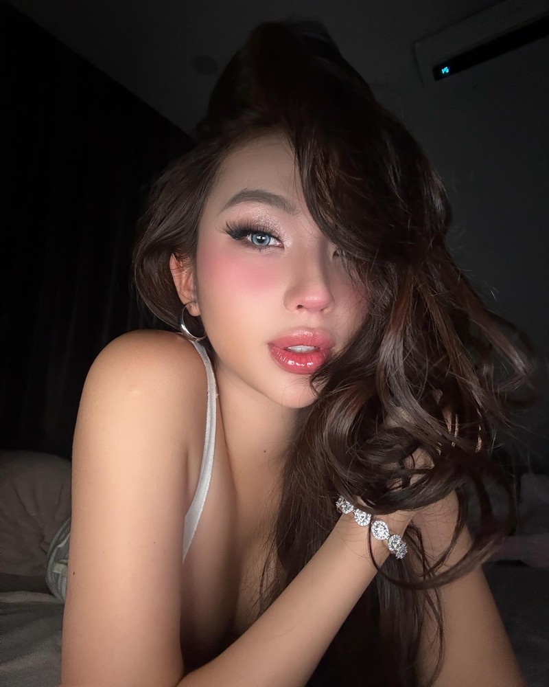 Tiktoker Quynh Nhu “gay bao” voi loat anh selfie than thai ngut troi-Hinh-3