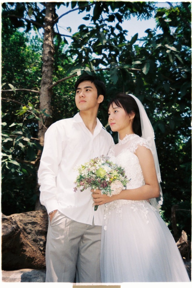 Bộ ảnh cưới chất như phim Hong Kong với cảnh quay và ánh sáng tinh tế, lối chụp đầy tính nghệ thuật cùng với vẻ đẹp của cặp đôi sẽ là điểm nhấn của ngày trọng đại, tại sao không đặt lịch ngay hôm nay?