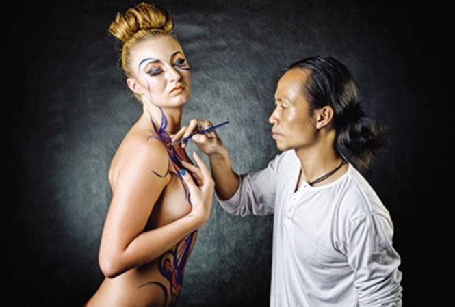 Thoa thuan ngam cua hoa si body painting voi nguoi mau khoa than