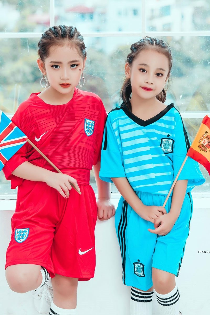 Dan mau nhi Ha thanh cuc dang yeu trong trang phuc World Cup 2018-Hinh-3