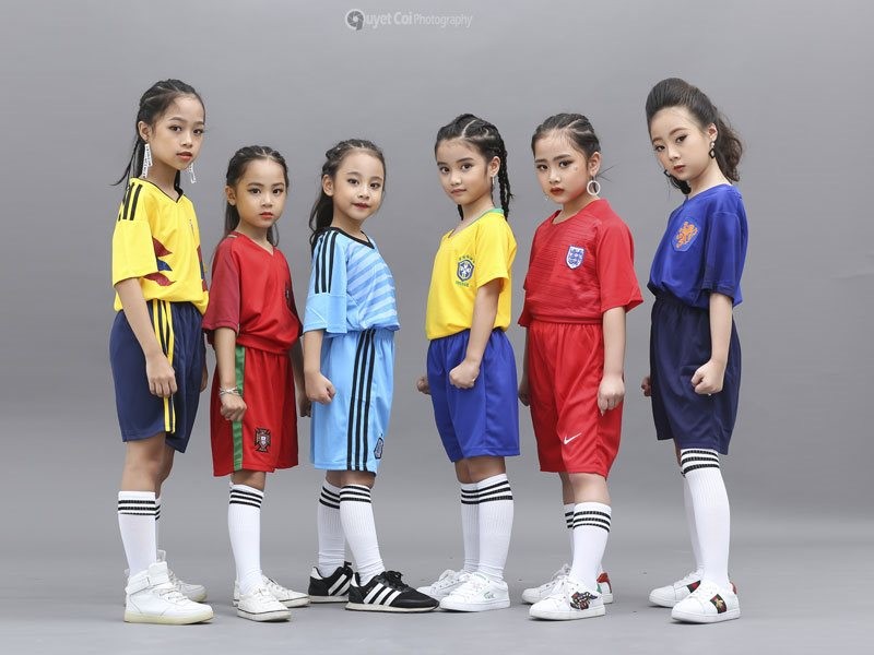 Dan mau nhi Ha thanh cuc dang yeu trong trang phuc World Cup 2018-Hinh-7