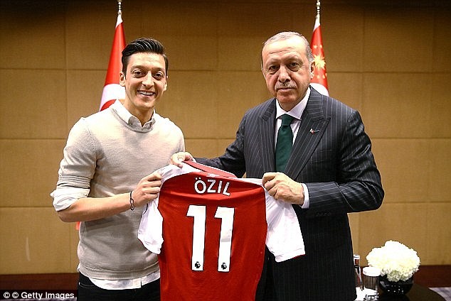 Mesut Ozil chi trich LDBD Duc, tuyen bo chia tay doi tuyen-Hinh-2