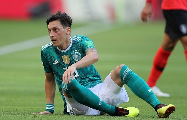 Mesut Ozil chi trich LDBD Duc, tuyen bo chia tay doi tuyen