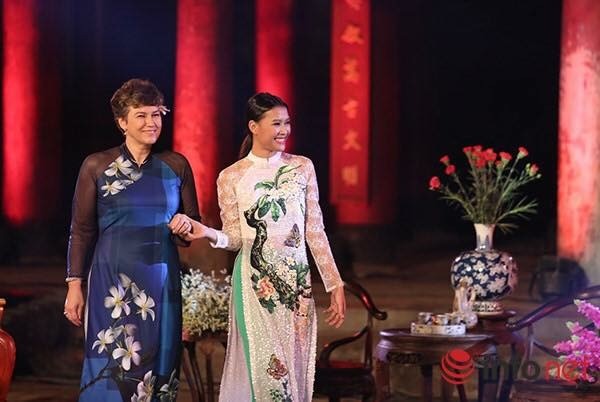 Ao dai Minh Hanh thanh hien vat trung bay o bao tang phuong Dong Nga-Hinh-9