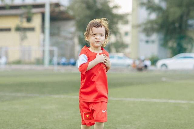 Em be lai bat ngo noi tieng vi co vu doi tuyen Viet Nam tai AFF Cup 2018-Hinh-4