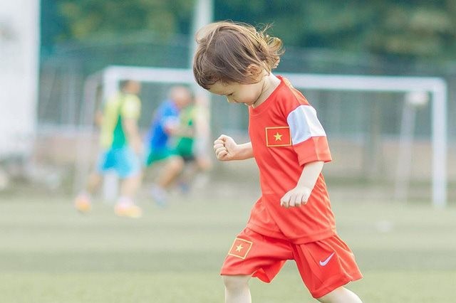 Em be lai bat ngo noi tieng vi co vu doi tuyen Viet Nam tai AFF Cup 2018-Hinh-5