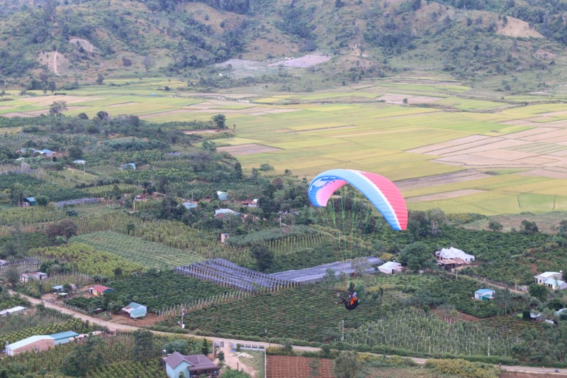 Du khach phan khich voi the thao mao hiem du luon tren nui lua-Hinh-2