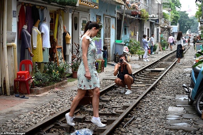 Tau lua Viet Nam duoc du khach thich thu check-in tren duong ray-Hinh-2