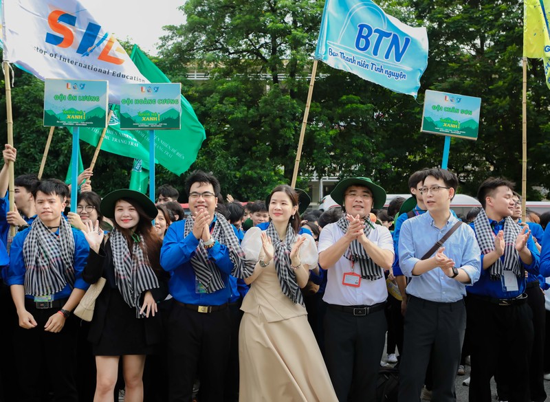 Hang tram chien si ao xanh ra quan “thap sang duong que”