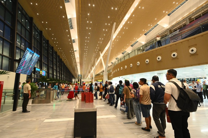 Nhà ga T3 sân bay Tân Sơn Nhất bị dột: Liên danh 6 nhà thầu nào thi công? - Hình 2 Nha ga T3 san bay Tan Son Nhat bi dot: Lien danh 6 nha thau nao thi cong?-Hinh-2