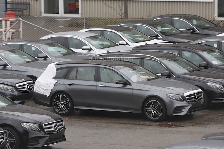 Mercedes E-Class sap co toi 2 phien ban moi