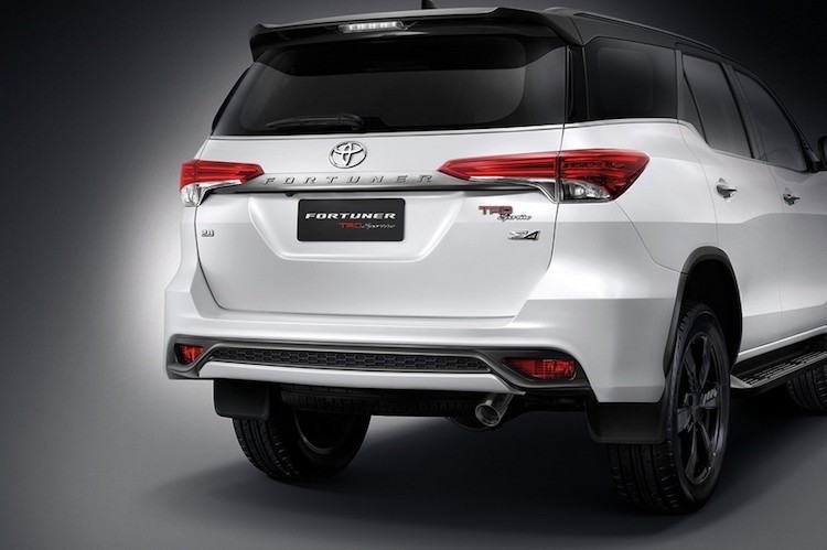 Toyota Fortuner 2016 dra mat phien ban the thao moi-Hinh-3