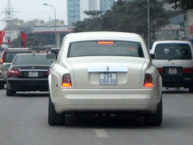 Dan xe Rolls-Royce chuc ty bien 