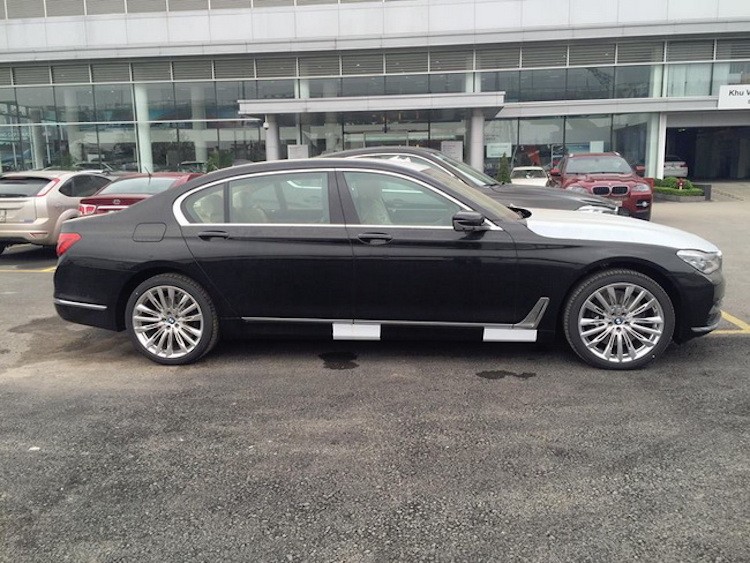 Xe sang BMW 750Li 2016 gia 6,4 ty dau tien tai VN-Hinh-2