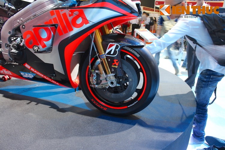 Can canh “xe dua hang doc” MotoGP Aprilia RS-GP tai VN-Hinh-4