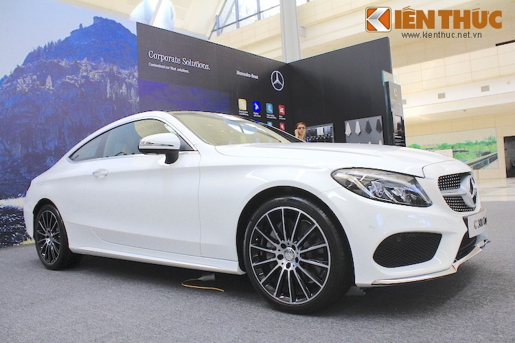 Mercedes C300 Coupe “sang chanh” gia 2,7 ty dong ve VN