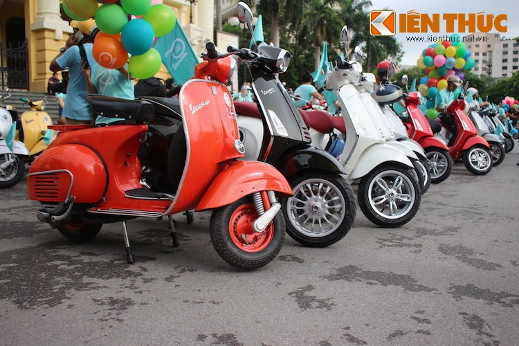 Gan 100 xe Vespa ram ro xuong pho Ha Thanh-Hinh-10