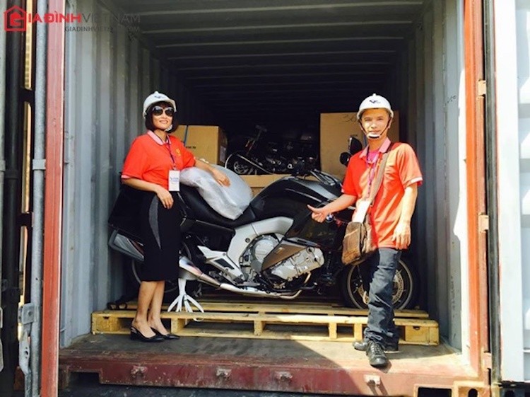 “Dap thung” moto duong truong BMW K1600 gia 1,3 ty tai HN