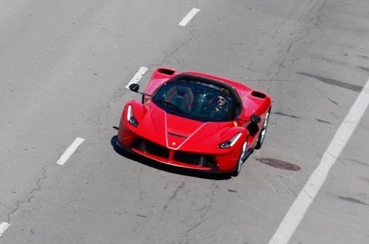 Sieu xe mui tran LaFerrari Aperta lan dau “xuong pho“-Hinh-3