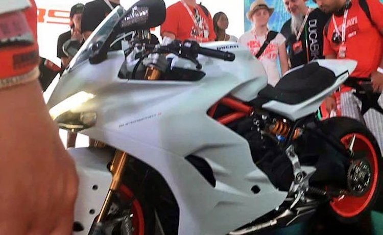 “Cap doi” moto the thao Ducati may 939 lan dau lo dien-Hinh-3