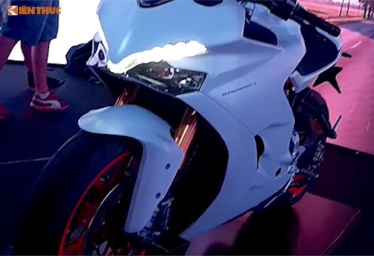“Cap doi” moto the thao Ducati may 939 lan dau lo dien-Hinh-4