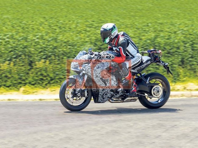 “Cap doi” moto the thao Ducati may 939 lan dau lo dien
