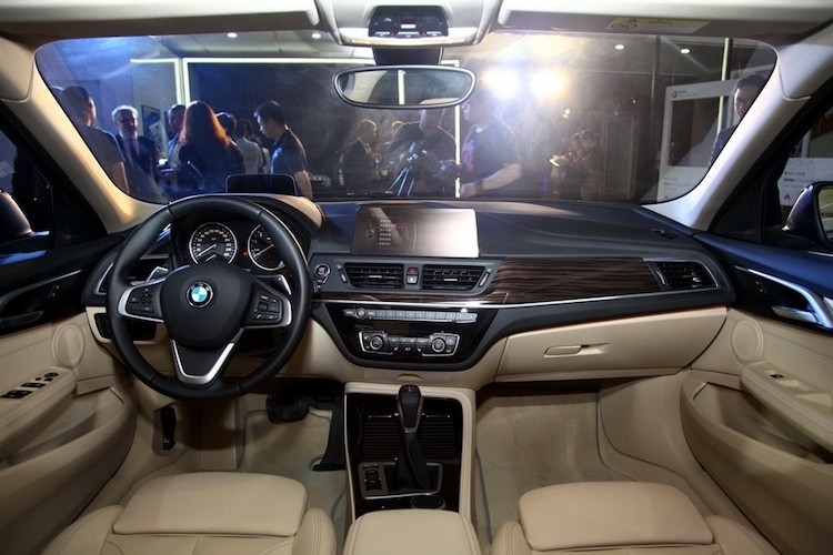 BMW 1 Series sedan gia re co gi de “dau” Audi A3?-Hinh-5