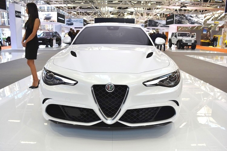 “Chot gia” 858 trieu, Alfa Romeo Giulia co gi de dau BMW?-Hinh-2
