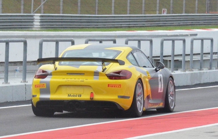 Sieu xe Porsche Cayman GT4 dau tien “cap ben