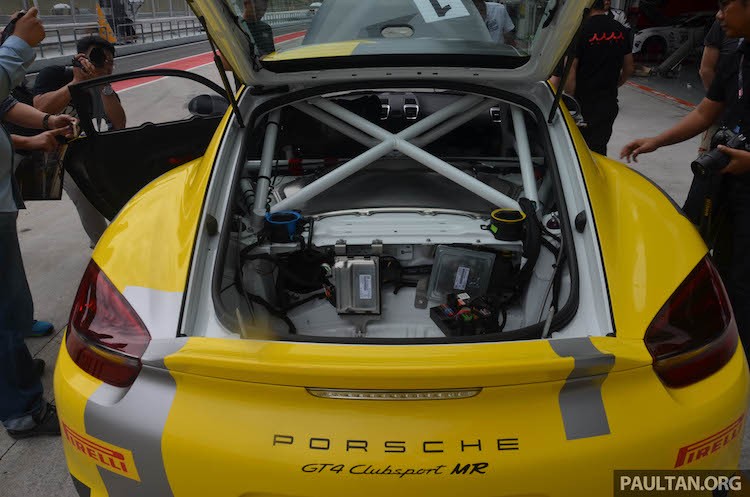 Sieu xe Porsche Cayman GT4 dau tien “cap ben