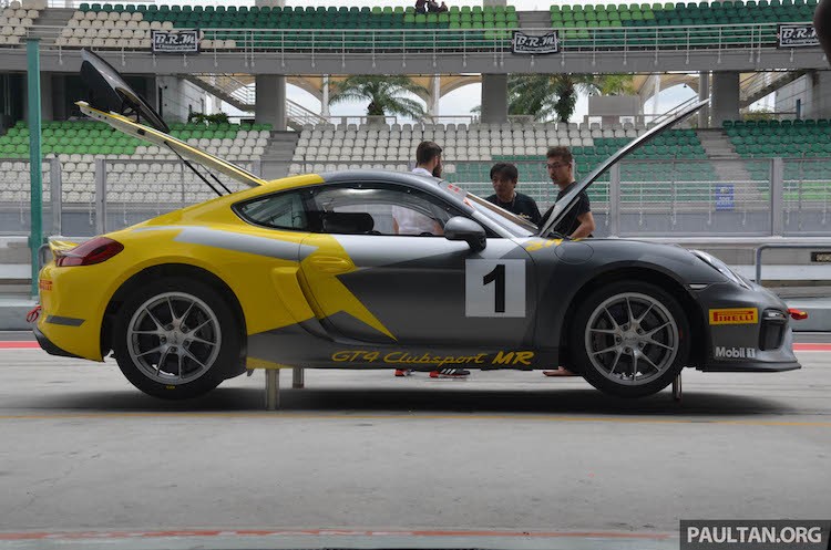 Sieu xe Porsche Cayman GT4 dau tien “cap ben