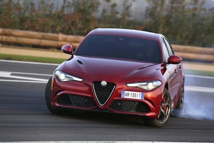 Mario Balotelli “boc tem” sieu xe Alfa Romeo Giulia Quadrifoglio-Hinh-3