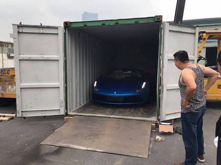 “Dap thung” sieu xe Ferrari 488 Spider dau tien tai VN