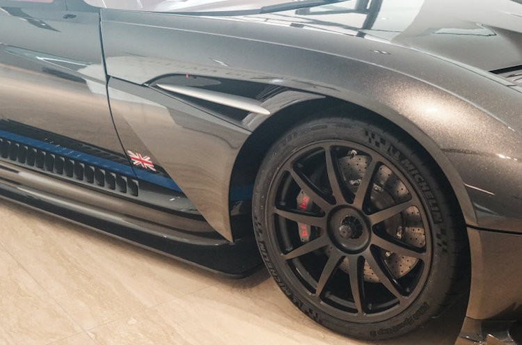 Sieu xe “gia re” Aston Martin Vulcan chi 70,1 ty dong-Hinh-2