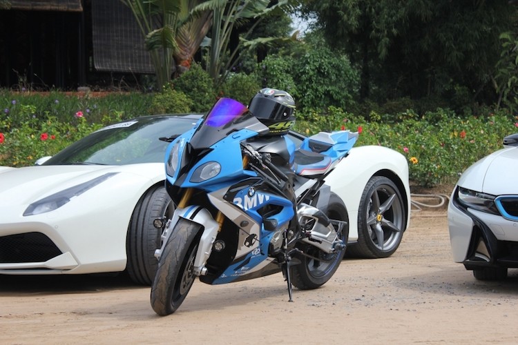 BMW S1000RR tu tin 