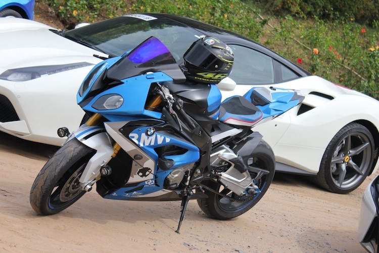 BMW S1000RR tu tin 