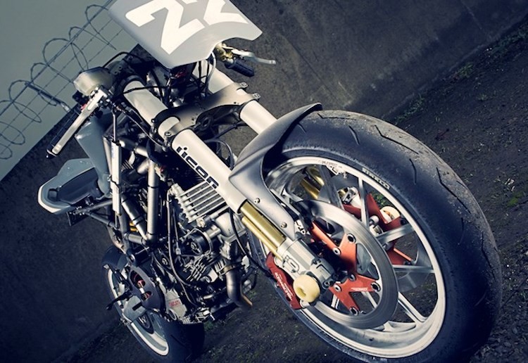 Can canh Ducati Multistrada do streetfighter “tran trui“