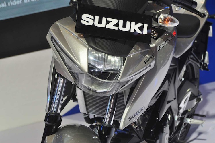 Suzuki GSX-S150 “chot gia” 40 trieu dau Yamaha TFX150-Hinh-2