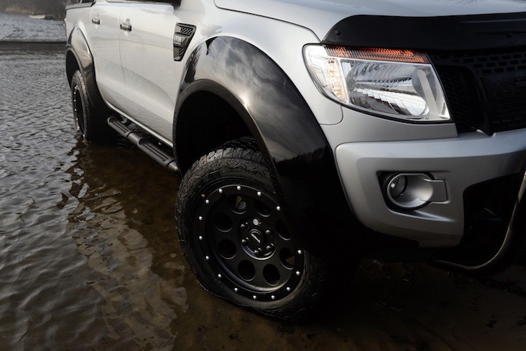 Xe oto ban tai Ford Ranger do offroad day “co bap“-Hinh-3